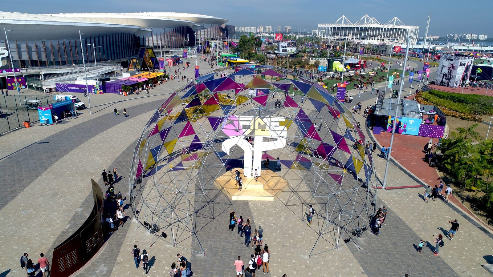 Vista aérea de estrutura geodésica Arari montada para evento de grande porte